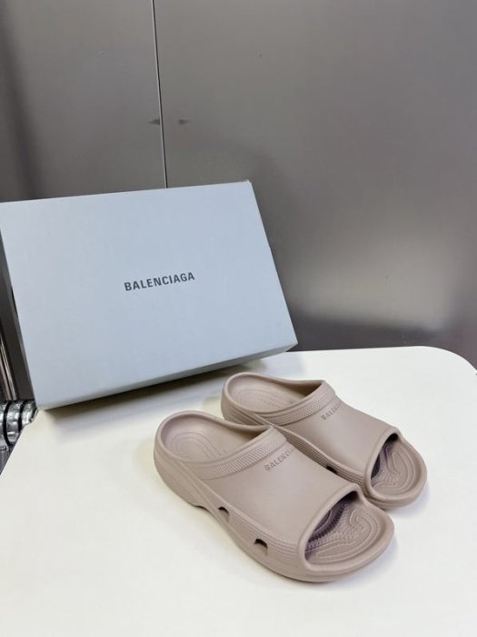 Шлепанцы женские