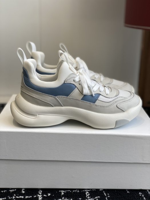 Кросівки жіночі