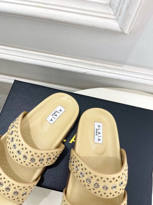 Шлепанцы женские фото 8