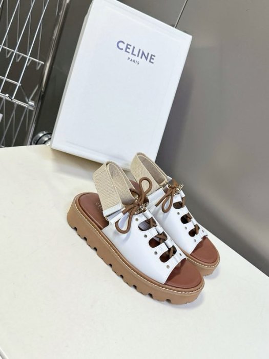 Сандалі жіночі