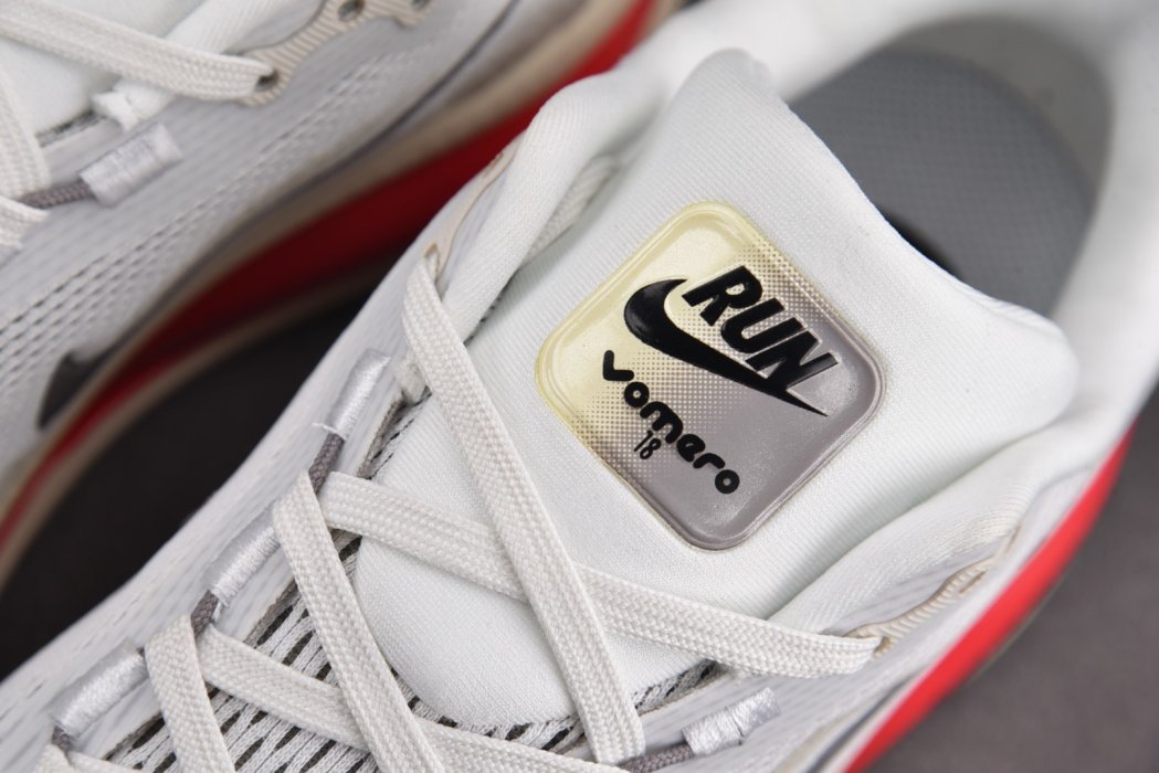 Кроссовки Vomero 18 Platinum Tint Siren Red Light Smoke Grey Metallic фото 9