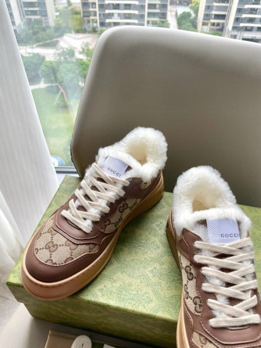 Sneakers leather on fur фото 2