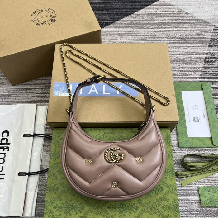A bag women's GG Marmont 21 cm