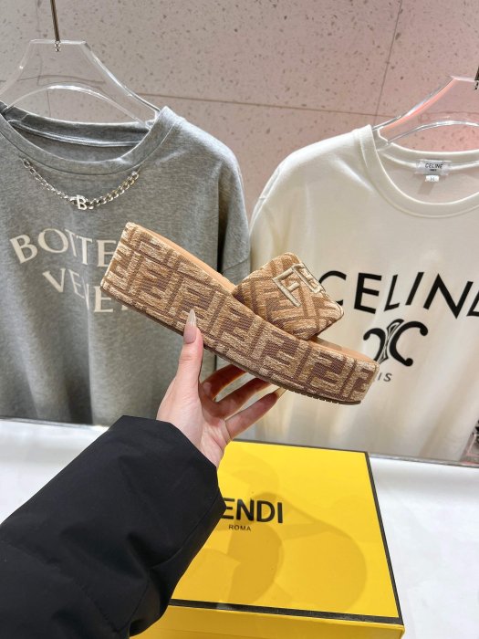 Шлепанцы фото 5