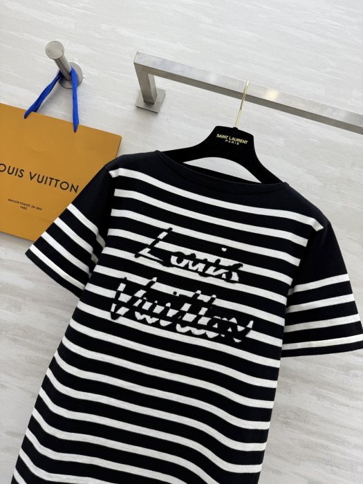 T-shirt women's фото 2