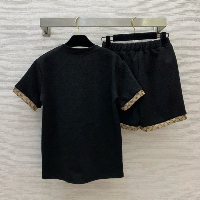 Костюм женский