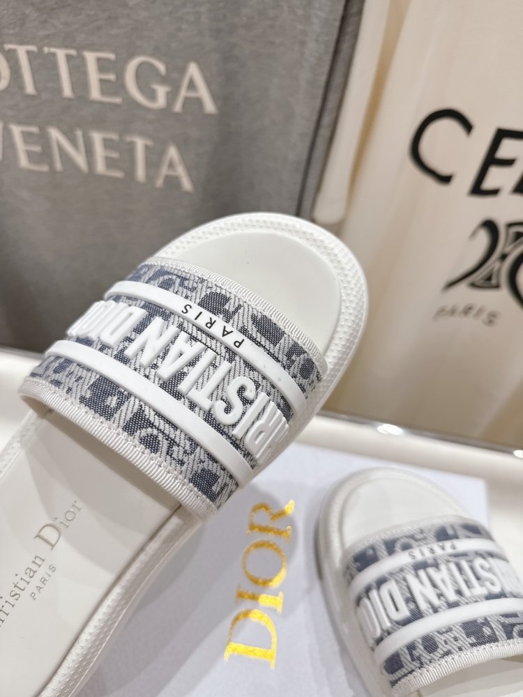 Шльопанці жіночі фото 7