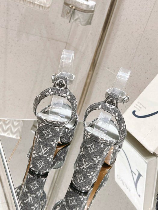 Sandals фото 3