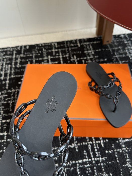 Шлепанцы женские фото 7