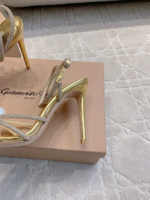 Босоножки фото 6