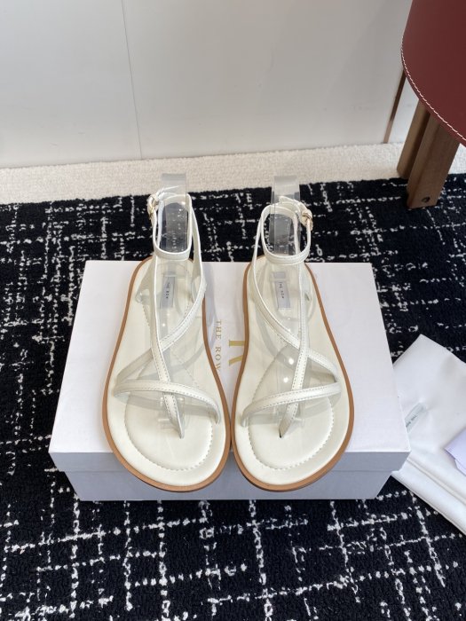 Сандалі жіночі