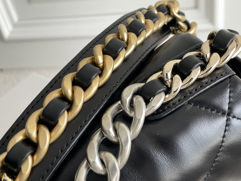 A bag Chanel 19 across shoulder from chain, black фото 6
