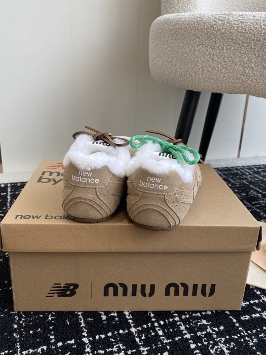 Sneakers on fur women's Miu Miu x New Balance 530 фото 8