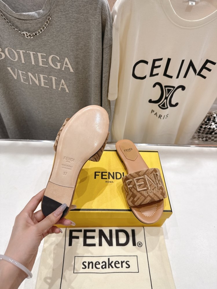 Шлепанцы женские фото 9