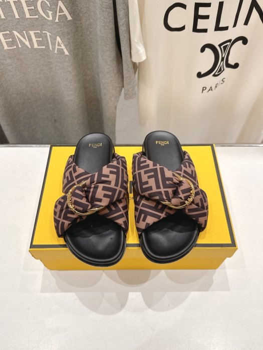 Шлепанцы женские