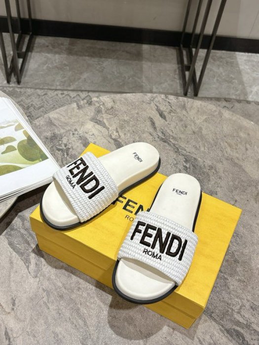 Шлепанцы женские фото 5