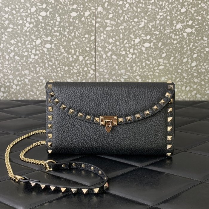 A bag women's Valentino Garavani Rockstud 21 cm