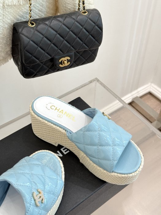 Шлепанцы женские фото 5