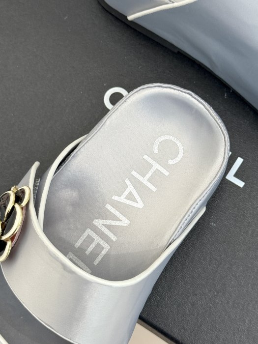 Шлепанцы фото 8