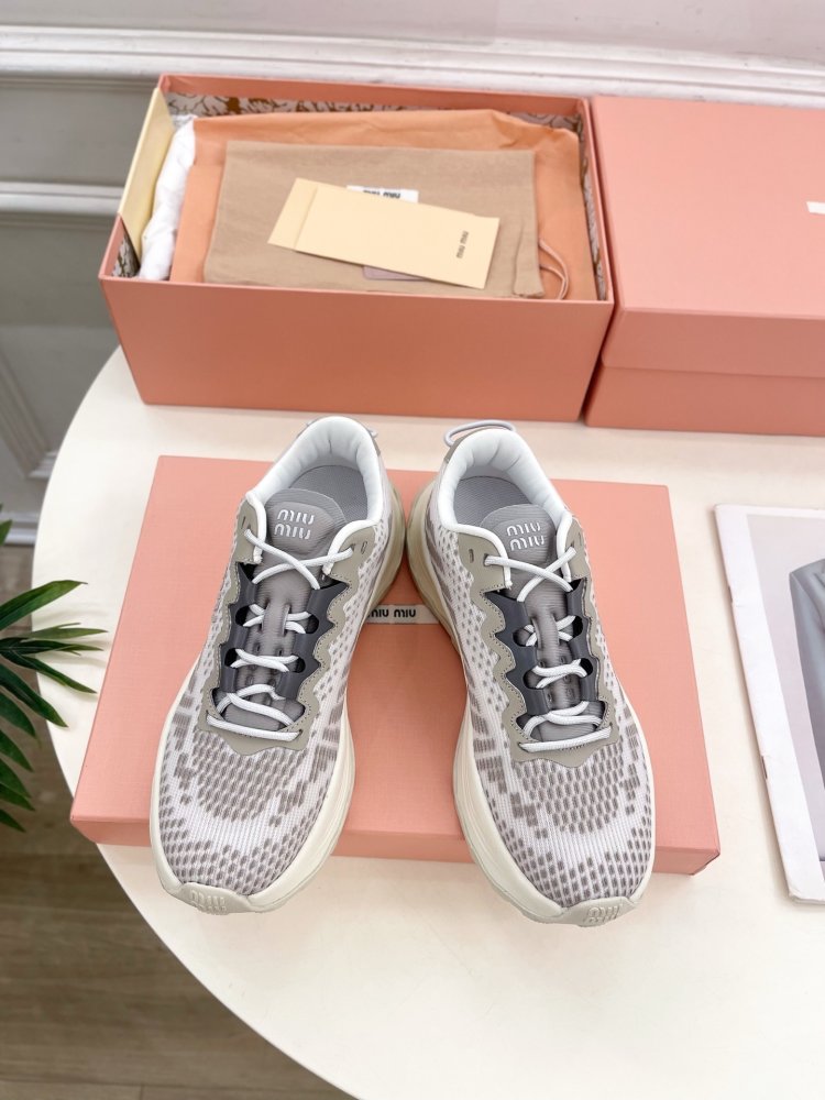 Кроссовки женские