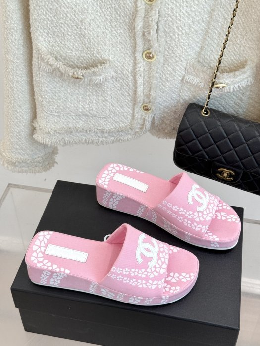 Шлепанцы женские фото 3