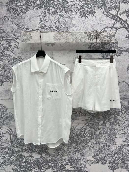 Костюм женский