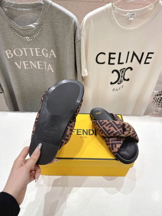 Шлепанцы женские фото 9