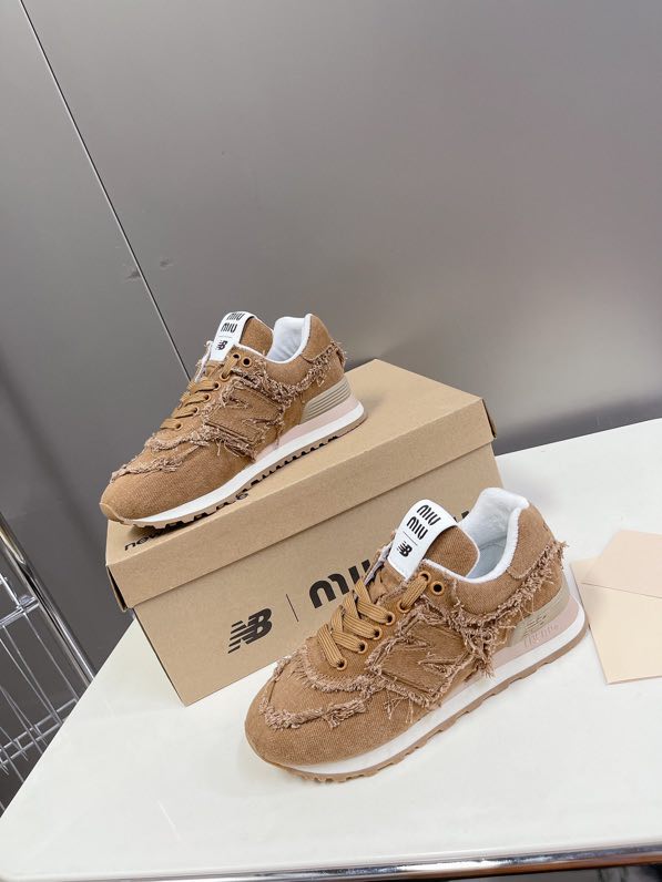 Sneakers Miu Miu and New Balance 574 brown фото 4
