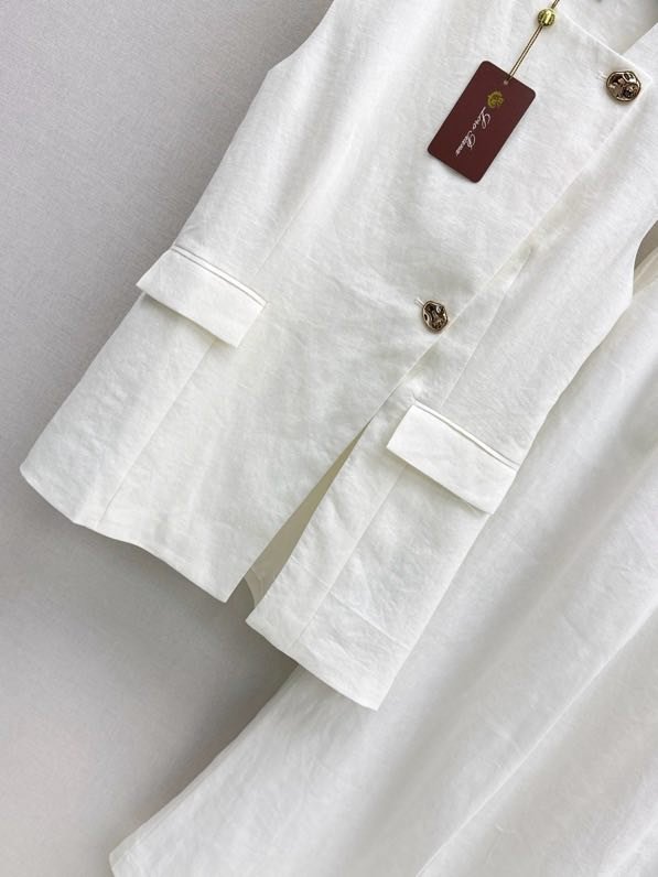 Елегантний жіночий костюм фото 3