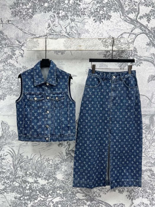 Костюм женский