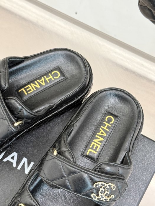 Шлепанцы женские фото 8