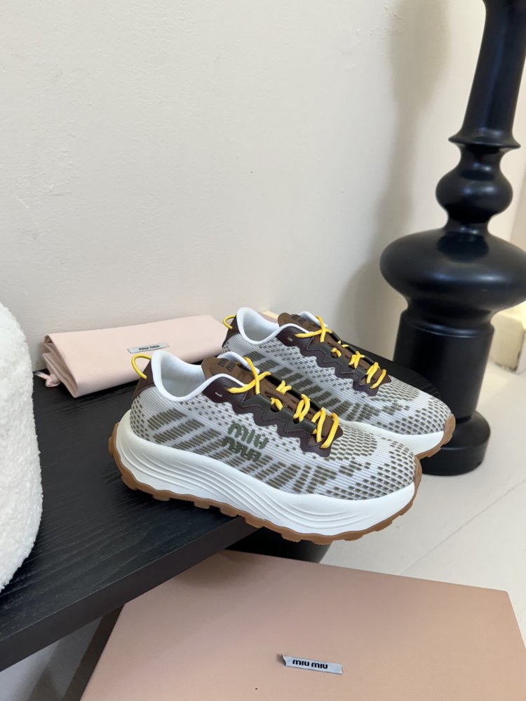 Кроссовки женские фото 2