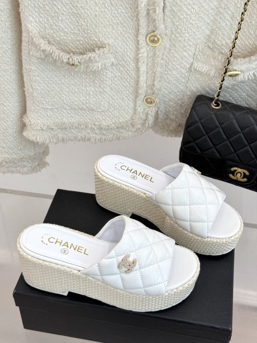 Шлепанцы женские фото 3