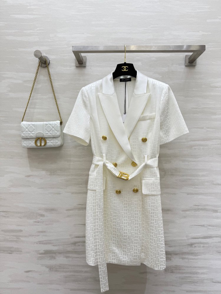 Платье с короткими рукавами и костюмным воротником