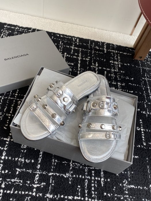 Шлепанцы женские фото 5