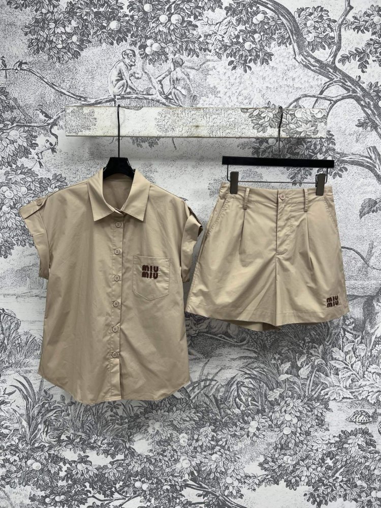 Костюм жіночий