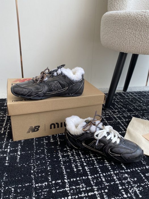 Sneakers on fur women's Miu Miu x New Balance 530 фото 4