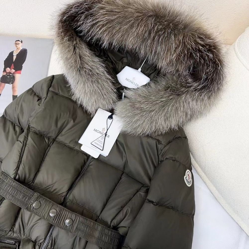 A long female Down jacket from hood of fur raccoon фото 3