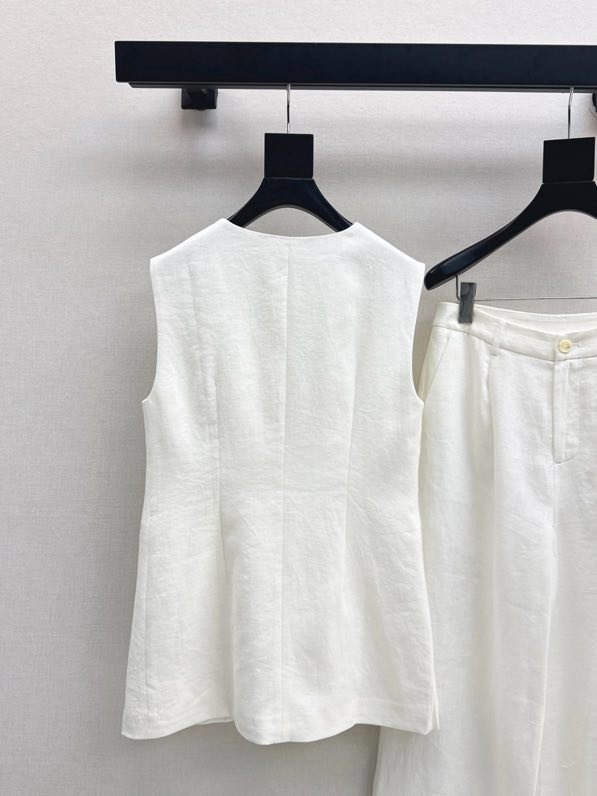 Елегантний жіночий костюм фото 2