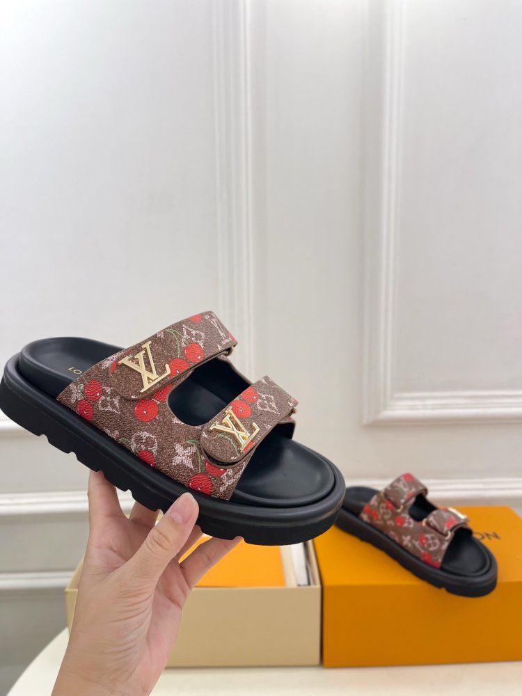 Шльопанці жіночі фото 8