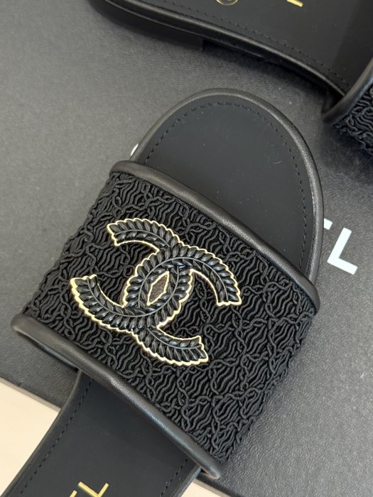 Шлепанцы женские фото 7