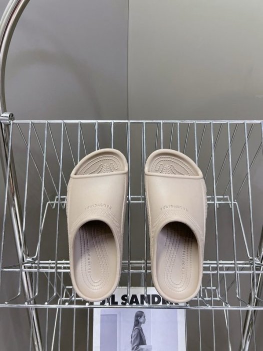 Шлепанцы женские фото 8