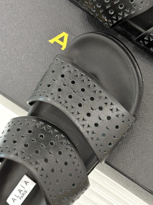 Шлепанцы женские фото 7