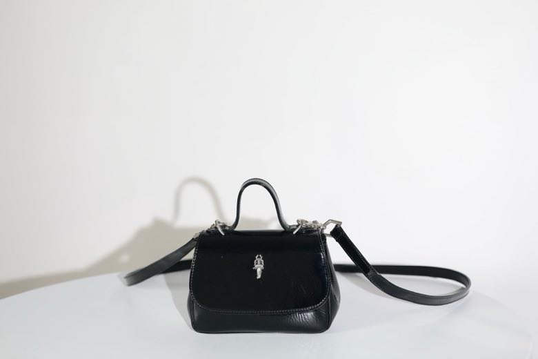 A bag across shoulder фото 3