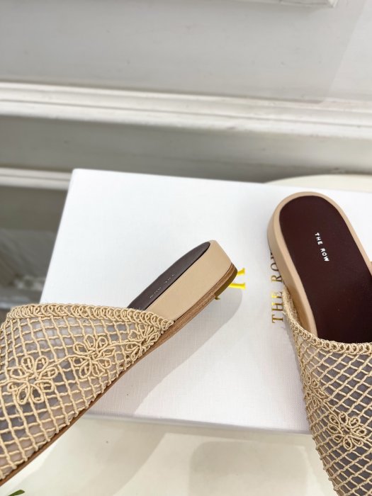 Шлепанцы женские фото 8