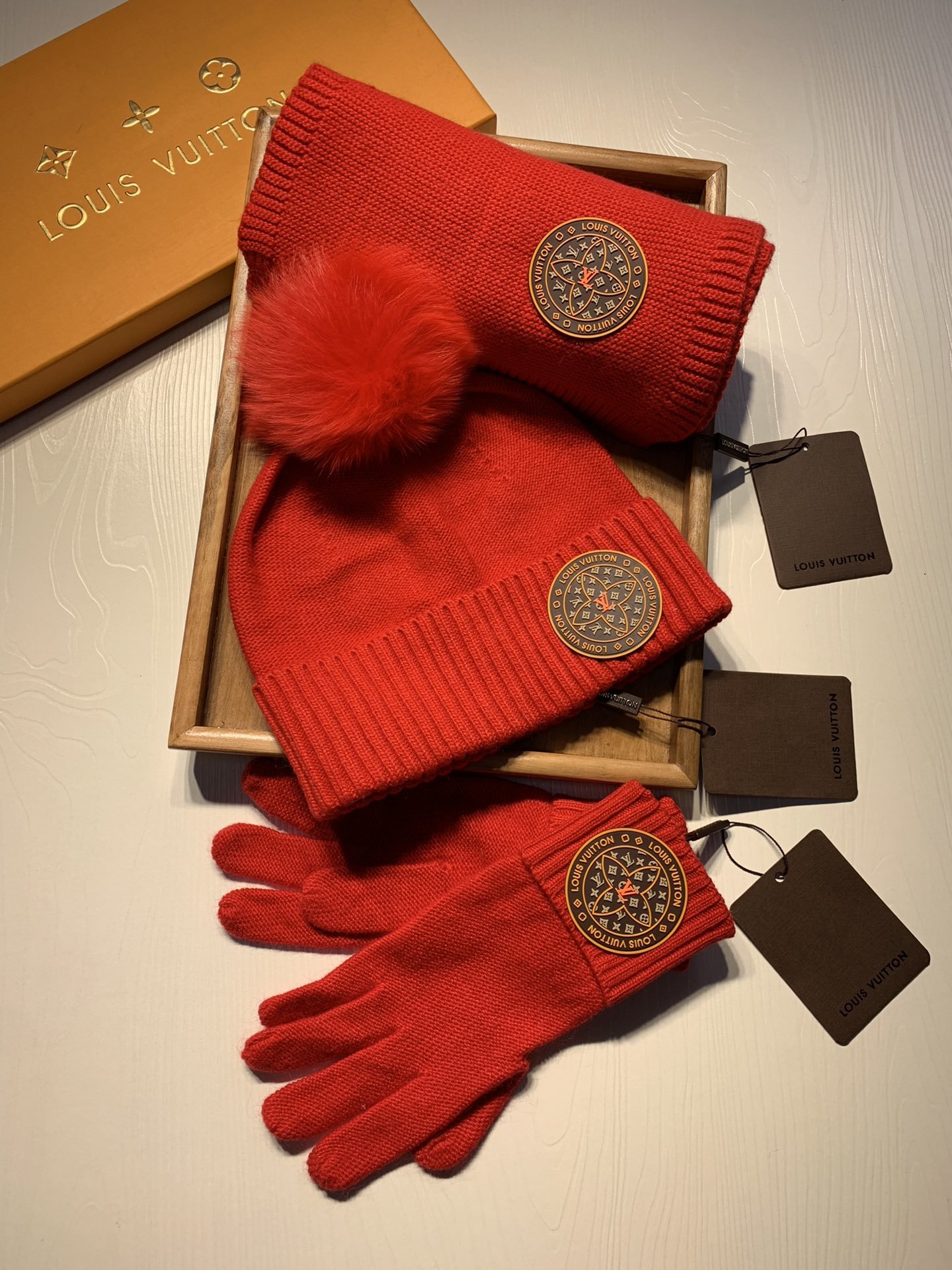 Шерстяной комплект шапка, перчатки и шарф