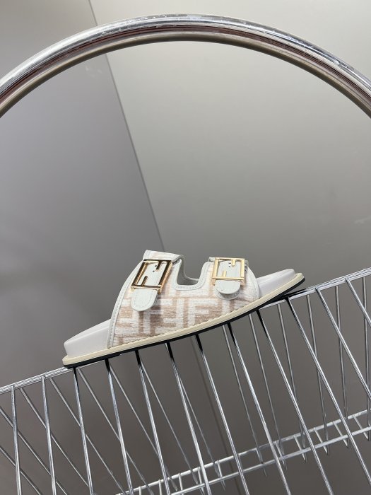 Шлепанцы женские фото 5