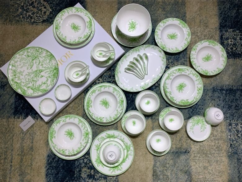 Набор фарфоровой посуды из 41 предмета