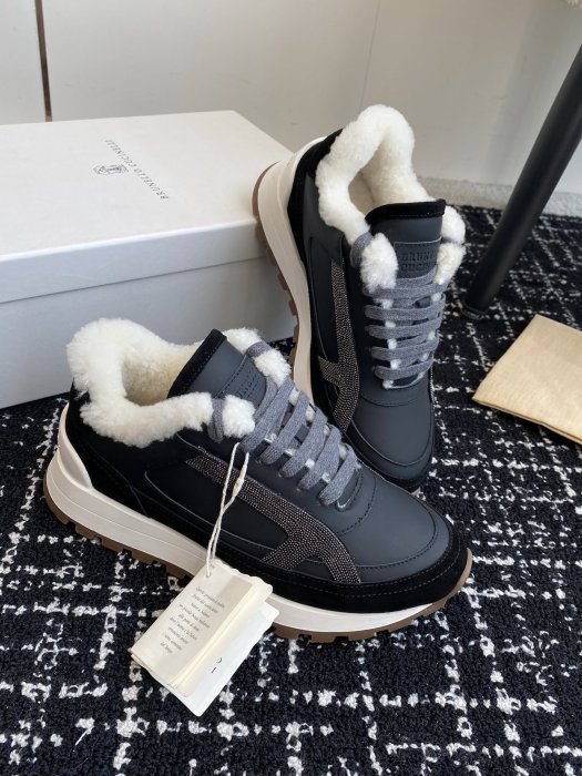 Sneakers women's on fur фото 3