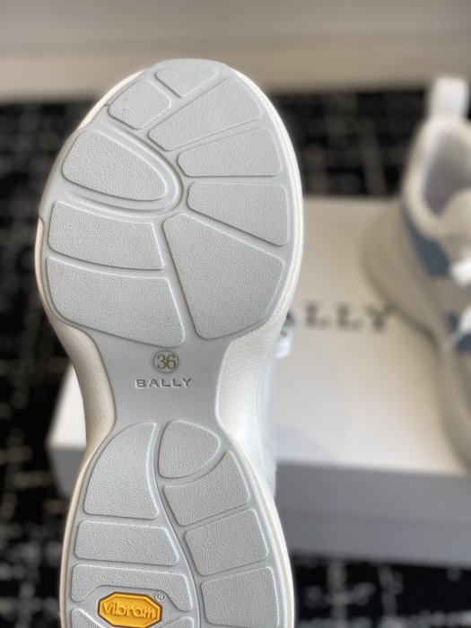 Кросівки жіночі фото 9